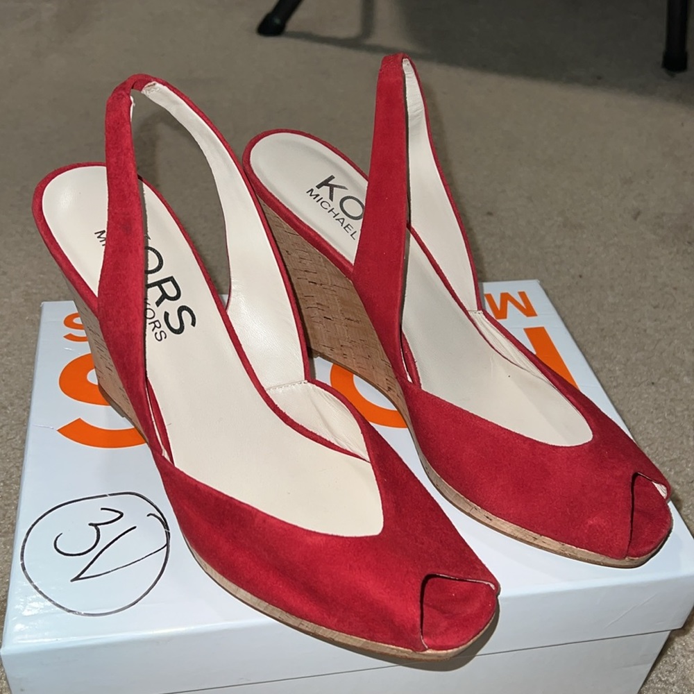 Red pumps - Picture 2 of 4